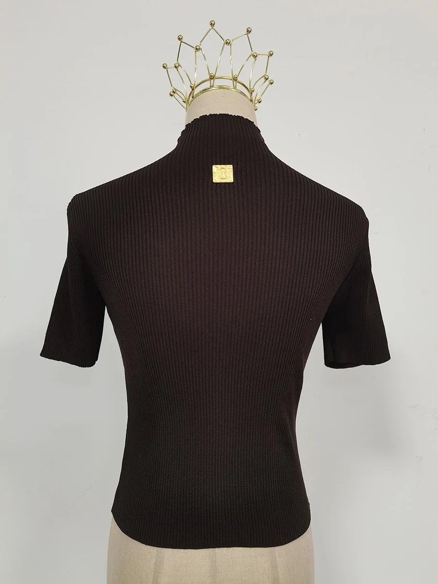 Camiseta de cuello alto con hebilla para mujer