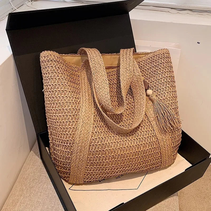 Elegante bolso tejido de paja