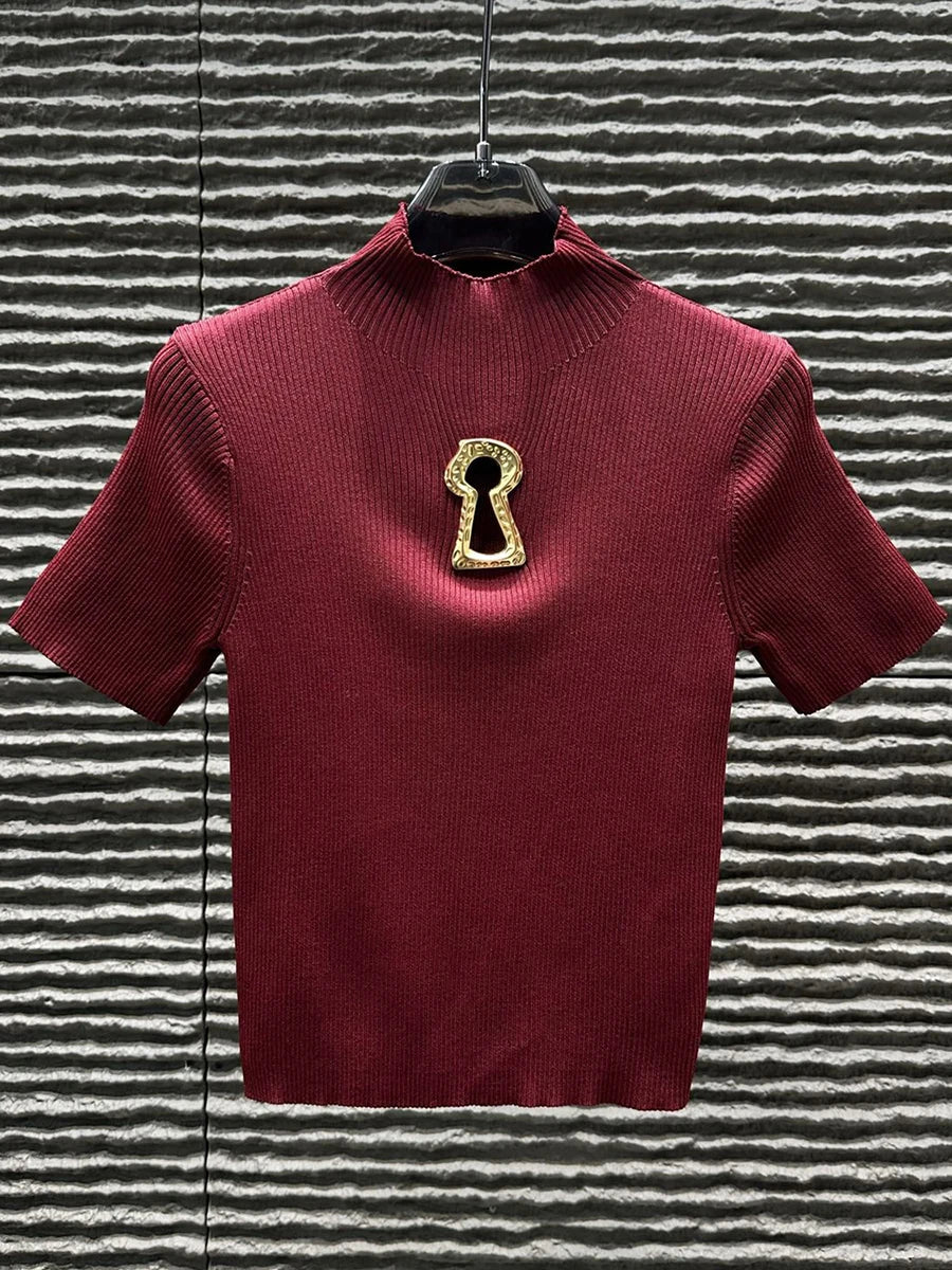 Camiseta de cuello alto con hebilla para mujer