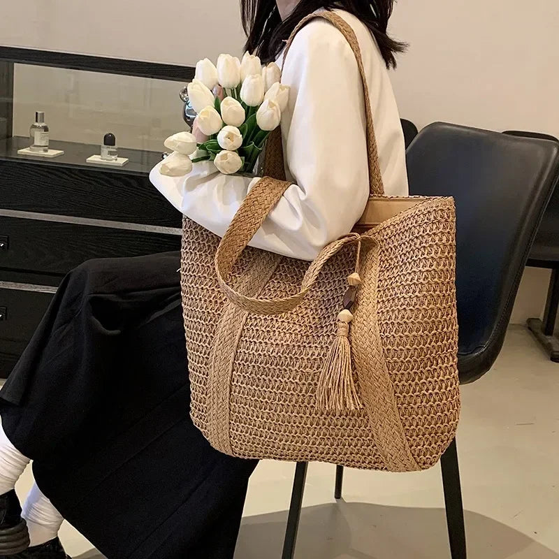 Elegante bolso tejido de paja