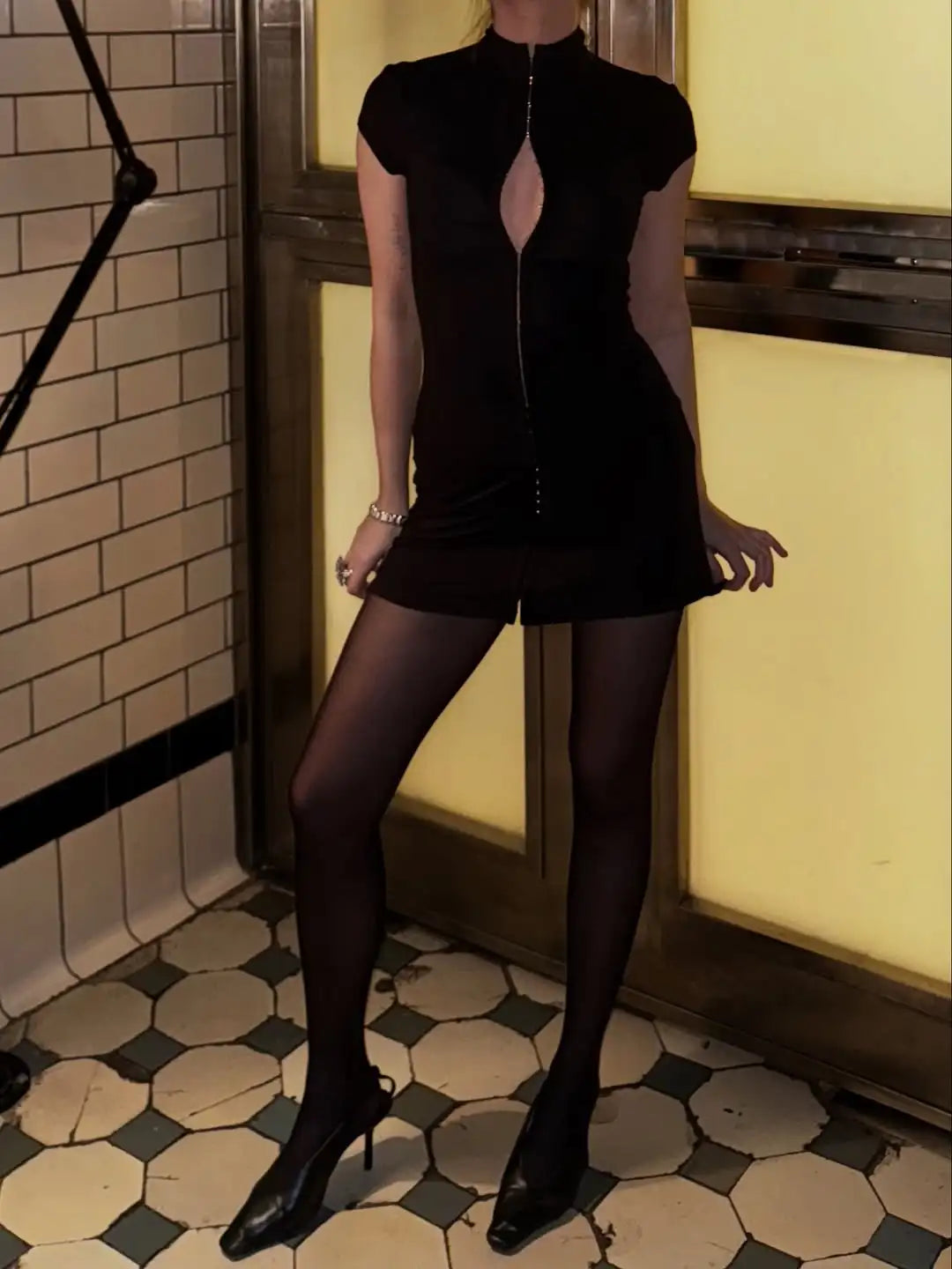 Minivestido negro con aberturas