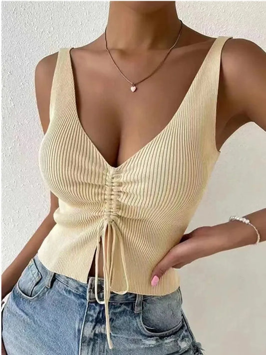Top corto acanalado con cuello en V para mujer