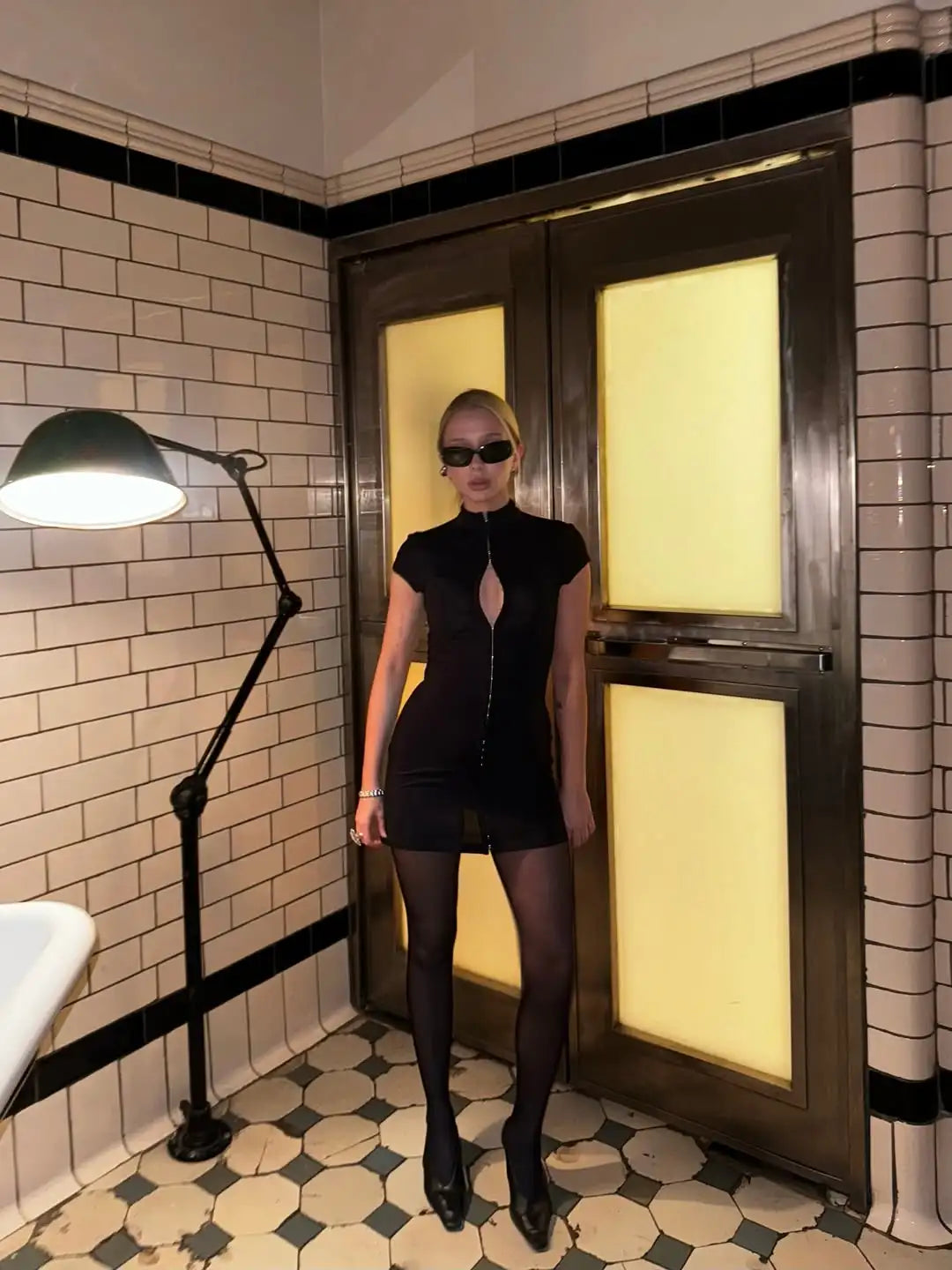 Minivestido negro con aberturas