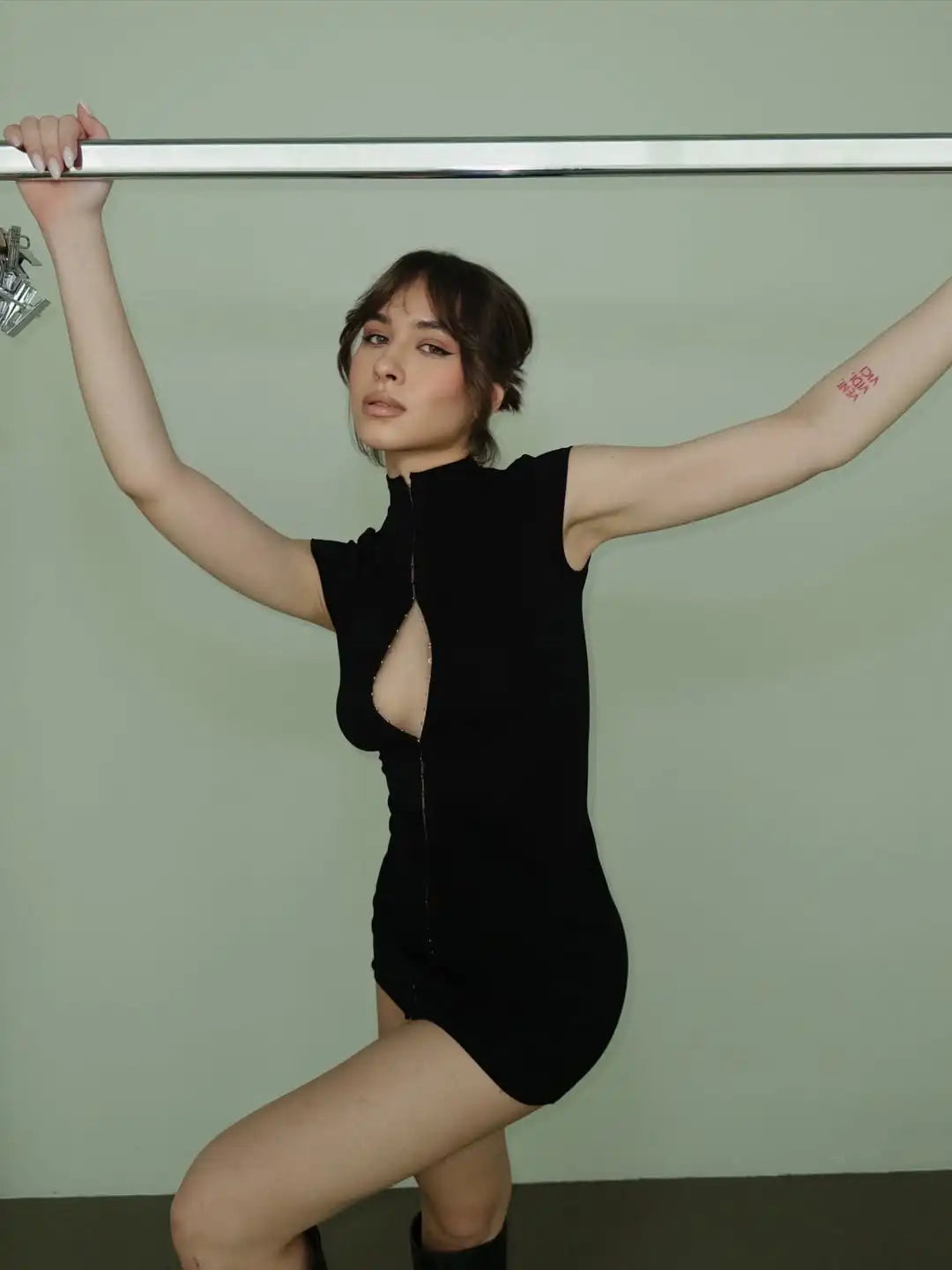 Minivestido negro con aberturas