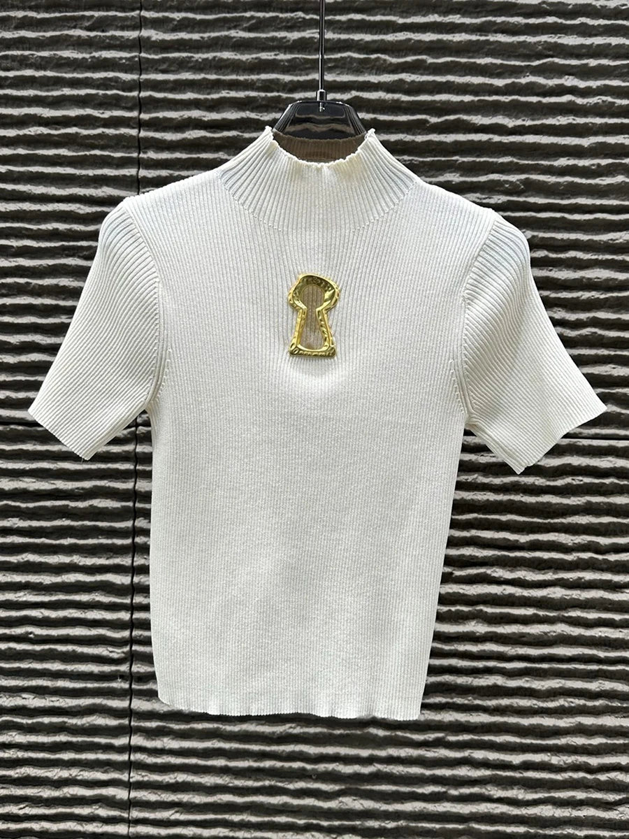 Camiseta de cuello alto con hebilla para mujer