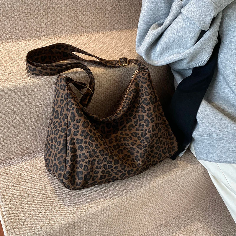 Bolso de hombro con estampado de leopardo