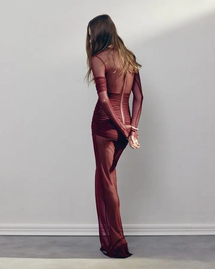 Elegante vestido de fiesta de malla transparente