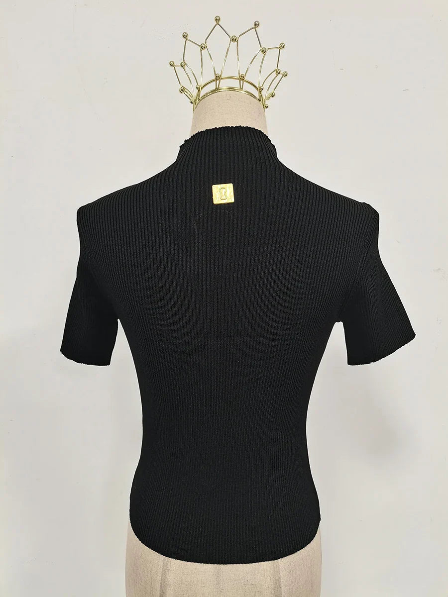 Camiseta de cuello alto con hebilla para mujer