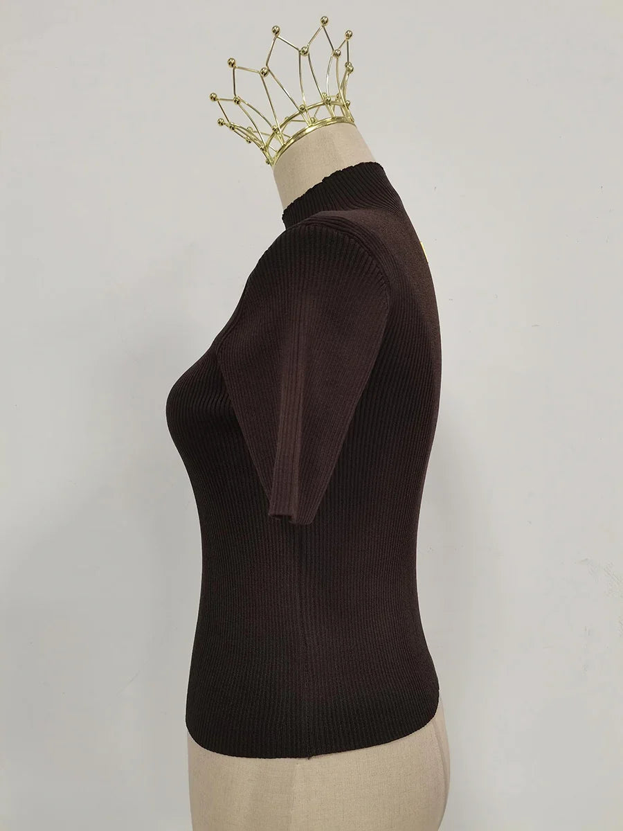 Camiseta de cuello alto con hebilla para mujer