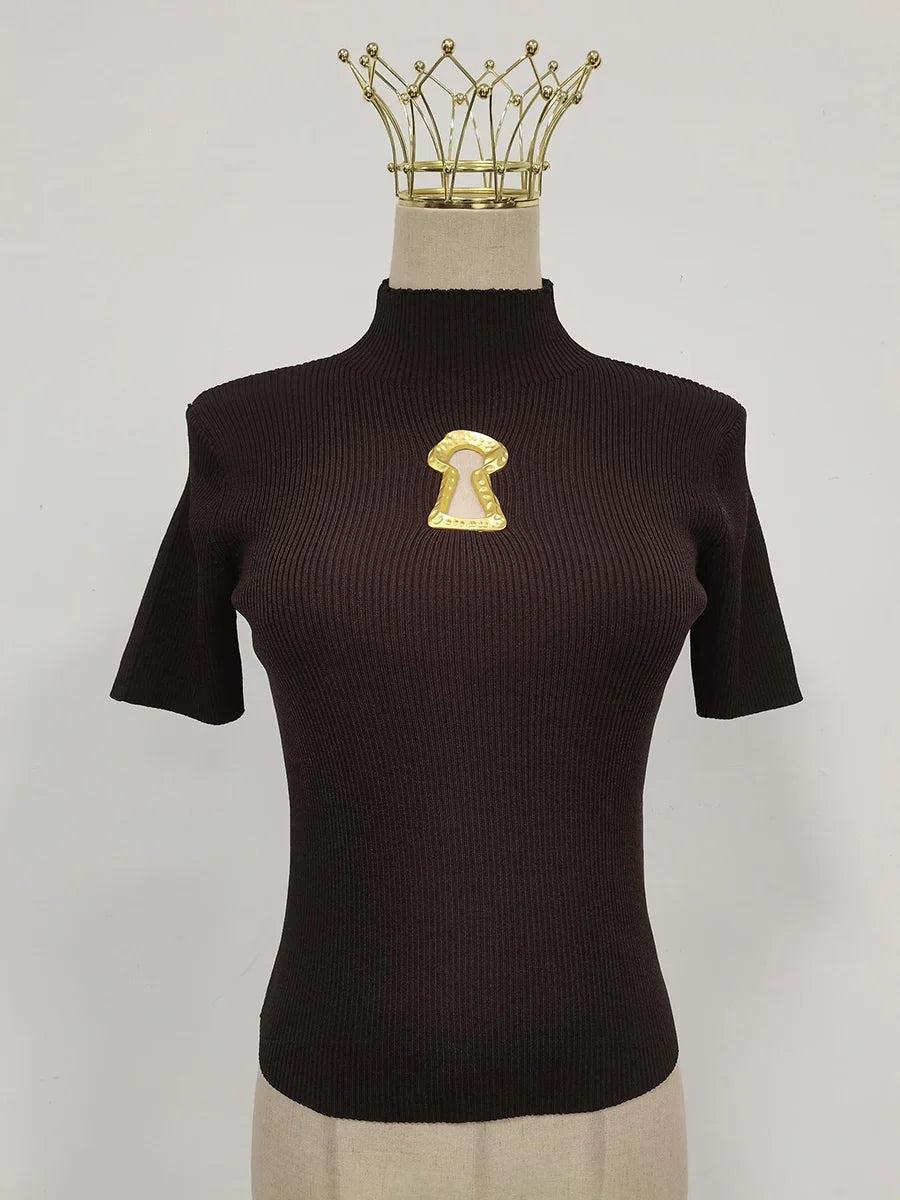 Camiseta de cuello alto con hebilla para mujer