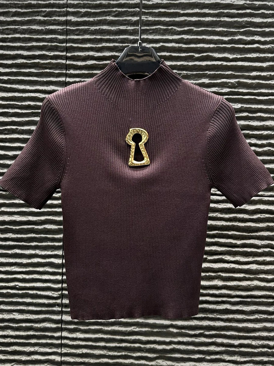 Camiseta de cuello alto con hebilla para mujer