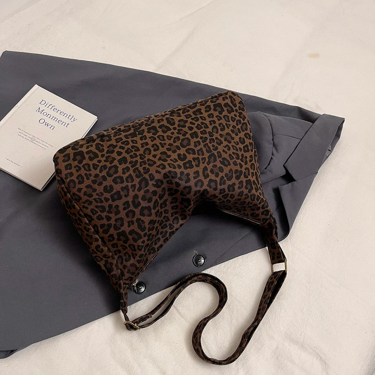 Bolso de hombro con estampado de leopardo
